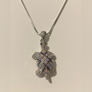 Mini turtle necklace with snake chain- NWOT!✨